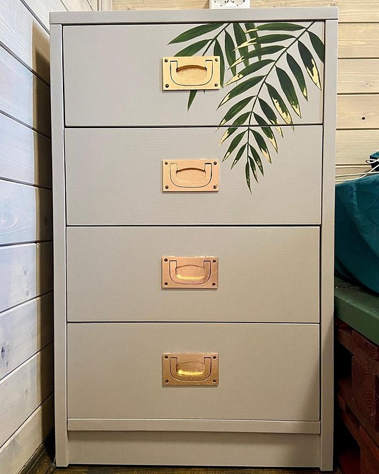 Оновлення старої ліжка: приклад переробки меблів для спальні з використанням DIY технік.