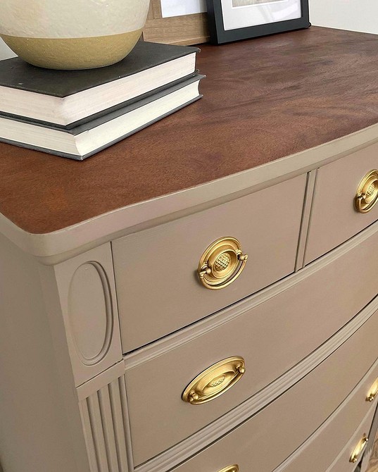 Переробка старої етажерки: приклад реставрації меблів для зберігання книг.