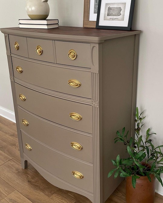 Відновлення старого дивану: приклад переробки меблів для оновлення вітальні.