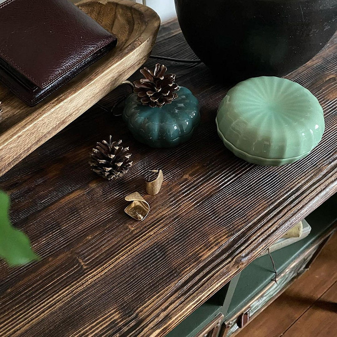 Реставрація старої тумбочки: оновлення меблів з використанням техніки декупажу.