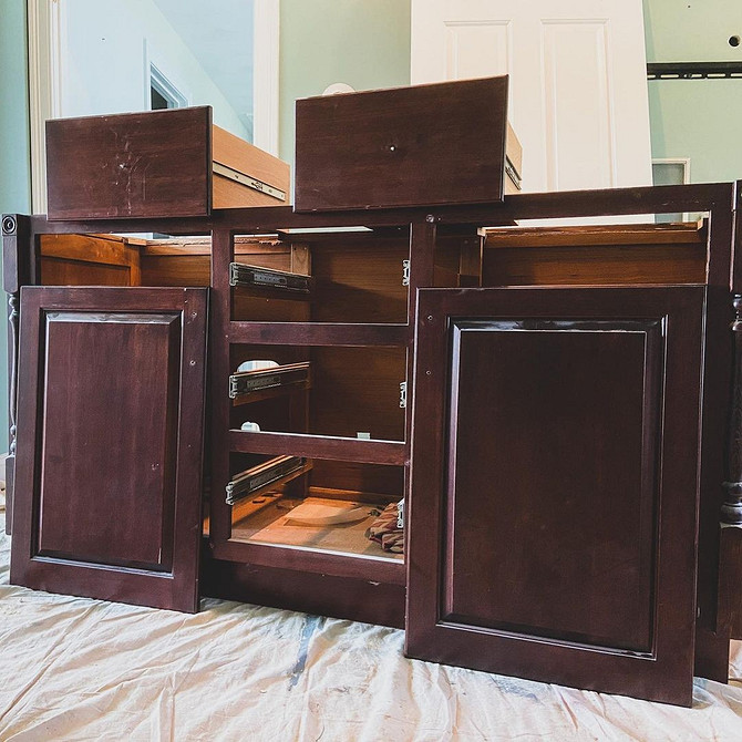 Оновлення старих меблів: приклад реставрації шафи з додаванням нових ручок та кольору