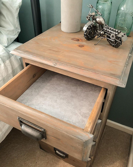 Оновлення старої етажерки: перефарбування та декорування в стилі шебі-шик.