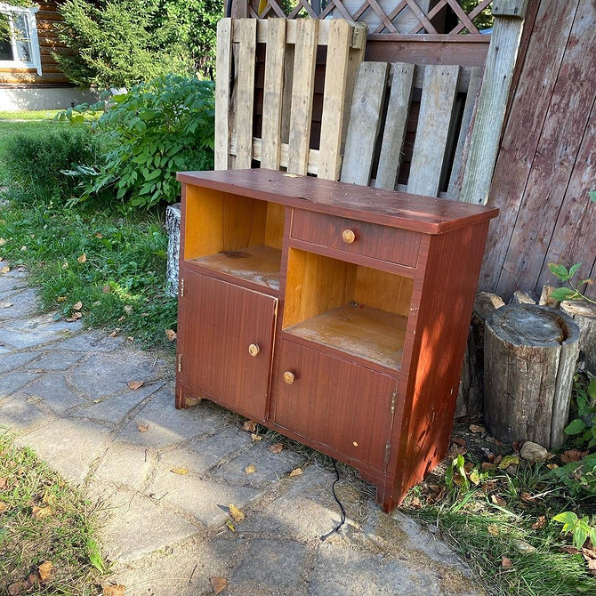 Перетворення старого комоду: яскравий приклад реставрації меблів з додаванням кольору.