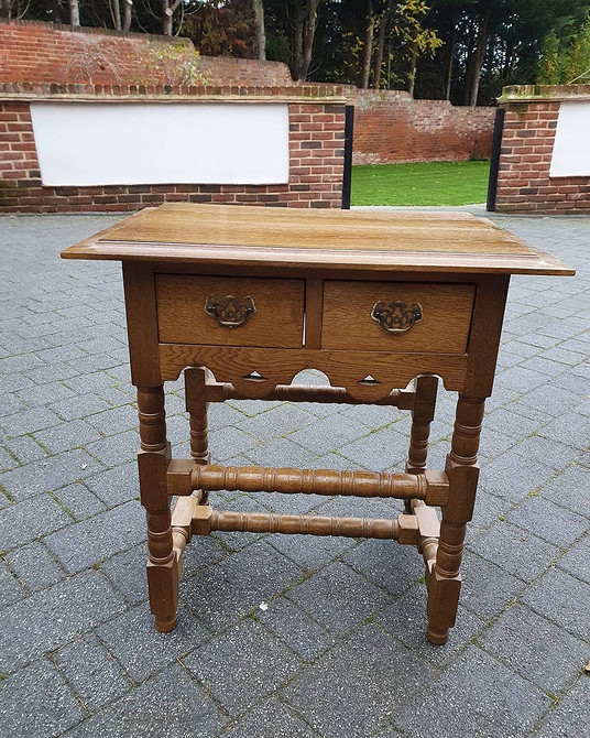 Переробка старого ліжка: створення стильного дивану для вітальні з елементами реставрації.