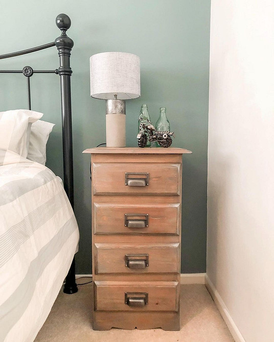 Переробка старого стільця: приклад вдалої реставрації меблів з новою оббивкою.