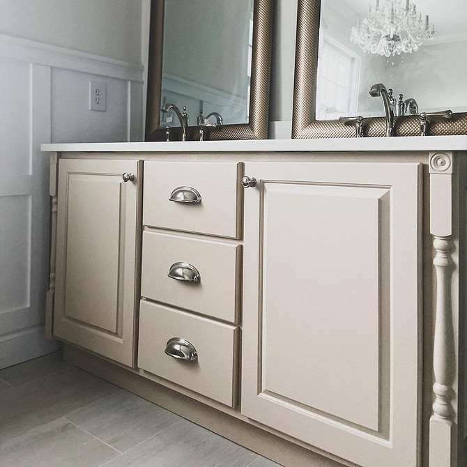 Переробка меблів: надихаючий приклад відновлення старого крісла з використанням сучасної тканини