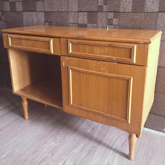 Реставрація крісла: фото до і після оновлення оббивки та дерев'яних елементів.