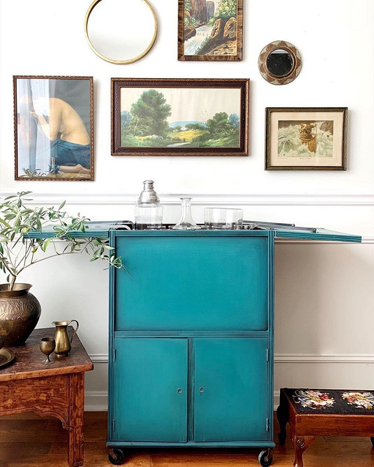 Фото перетворення старої етажерки в сучасний предмет інтер'єру за допомогою декору та фарбування.