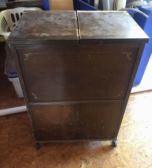 Реставрація столу: фото до і після, відновлення дерев'яної поверхні та оновлення дизайну.