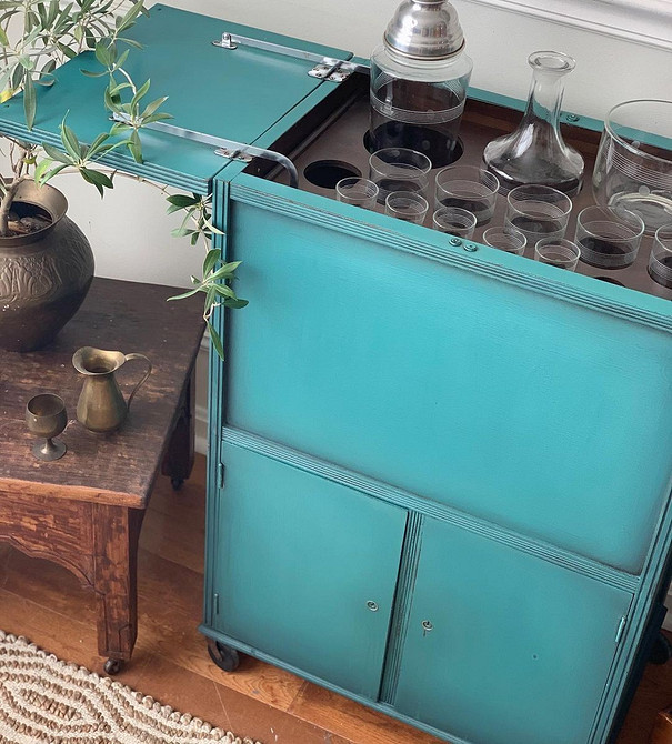 Реставрація старовинного дзеркала: відновлення рами та надання нового вигляду.