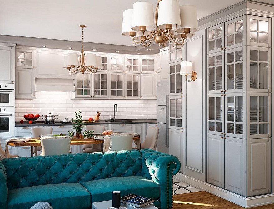 Інтер'єр вітальні з яскравим диваном, що виділяється на фоні світлих стін