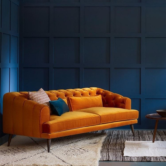 Рожевий диван в інтер'єрі вітальні, м'який куточок, стильний дизайн