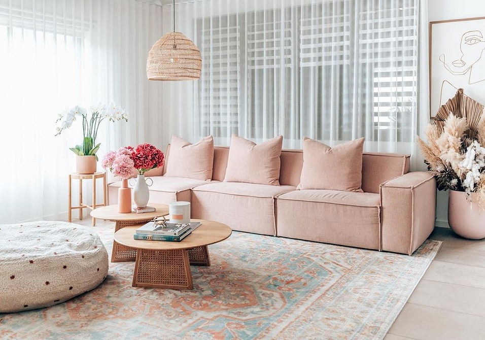 Зелений диван у світлій вітальні - яскравий акцент в дизайні інтер'єру