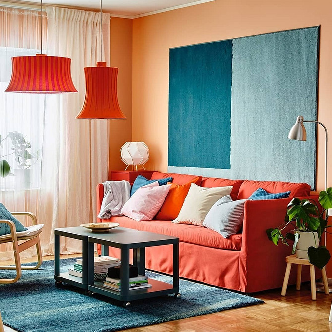 Вітальня з яскравим диваном та декоративними подушками, що гармонійно поєднуються