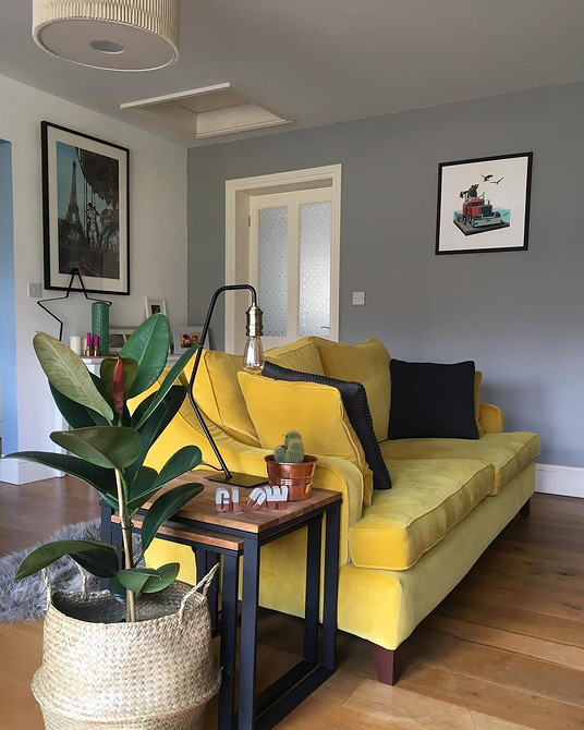 Інтер'єр з яскравим малиновим диваном, стильний дизайн, акцентний колір