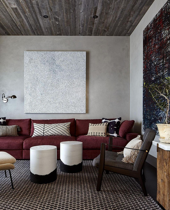 Яскравий диван в інтер'єрі: створення затишної атмосфери за допомогою кольору.