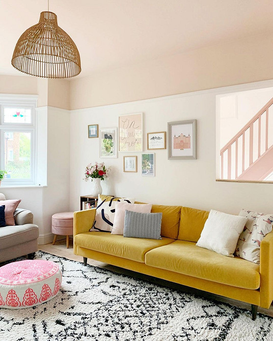 Як додати яскравості в інтер'єр: яскравий диван як спосіб вираження індивідуальності.