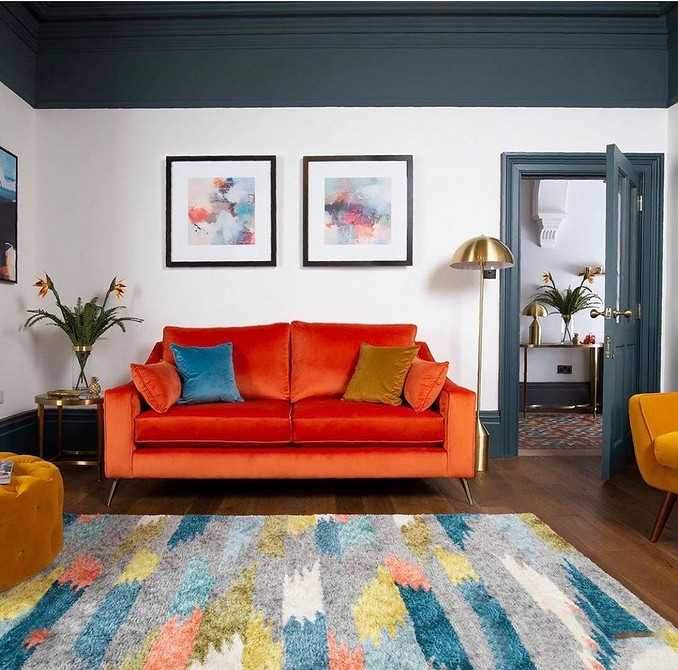 Інтер'єр вітальні з яскравим диваном: гармонійне поєднання кольорів та стилю.