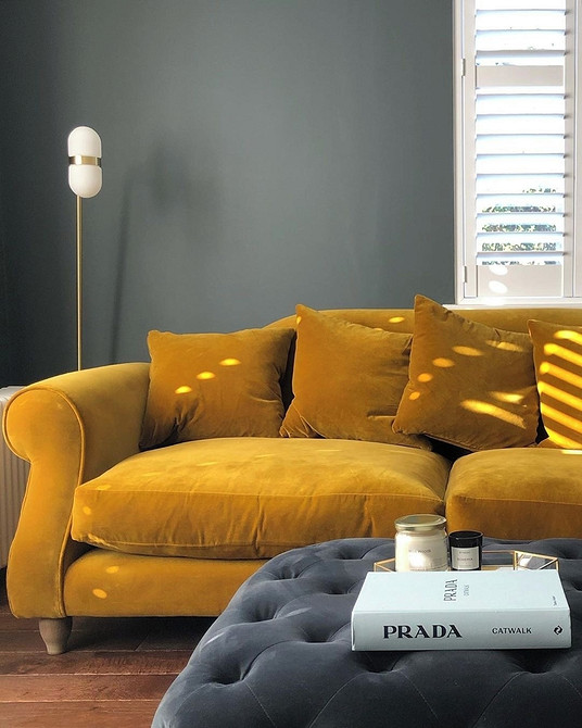 Яскравий диван в інтер'єрі вітальні додає акцент кольору та стилю