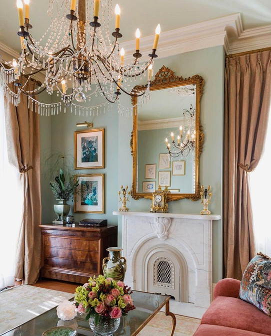 Темна дерев'яна кухня з кам'яною стільницею та сучасними світильниками