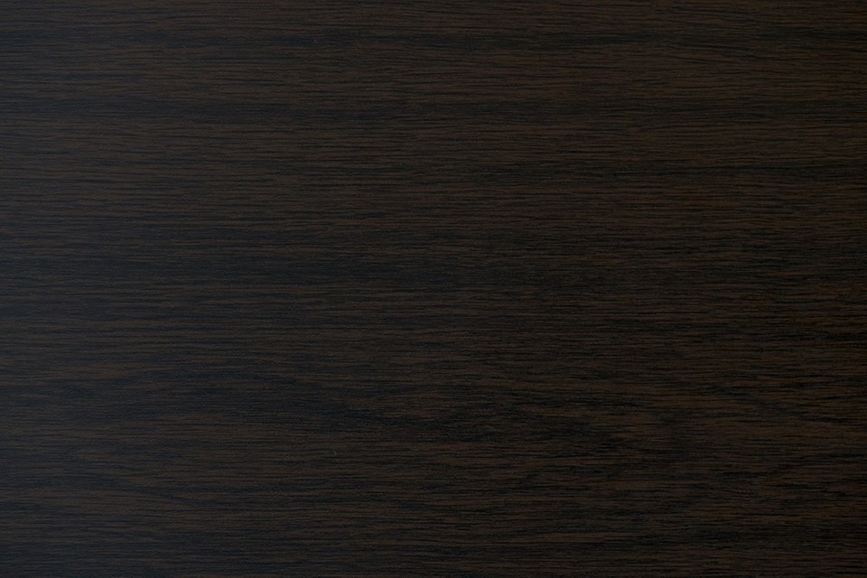 Дизайн інтер'єру з темними меблями, акцент на поєднанні кольорів та порід дерева.