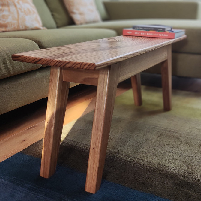 Меблі з дерева темних відтінків в інтер'єрі вітальні, дизайн інтер'єру