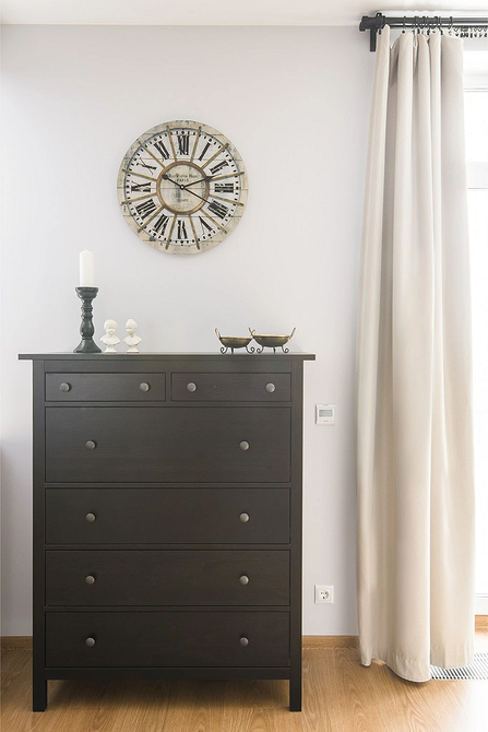 Фото прикладів інтер'єрів з темними меблями та різними породами дерева