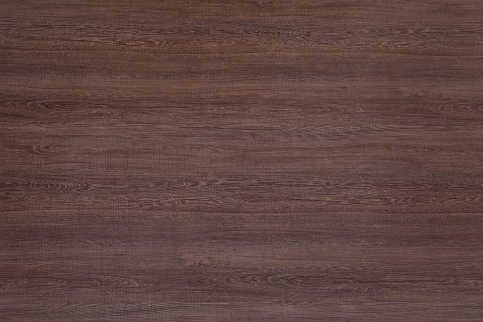 Темні меблі кольору каштану в елегантному інтер'єрі вітальні з акцентами