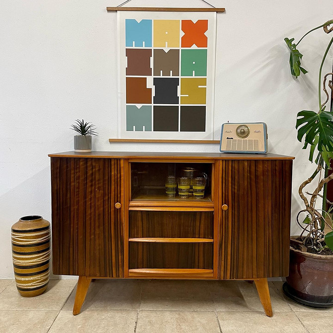 Приклад вдалого поєднання кольорів меблів з дерева та загального дизайну кімнати