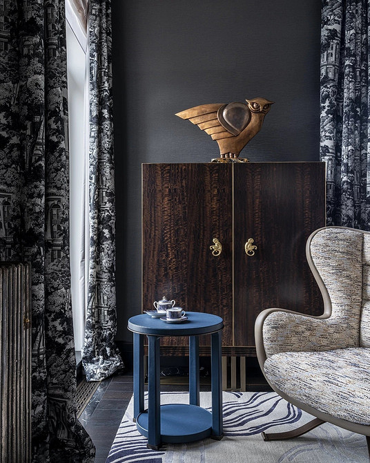 Дизайн кімнати з темними меблями: як уникнути похмурості за допомогою кольорів