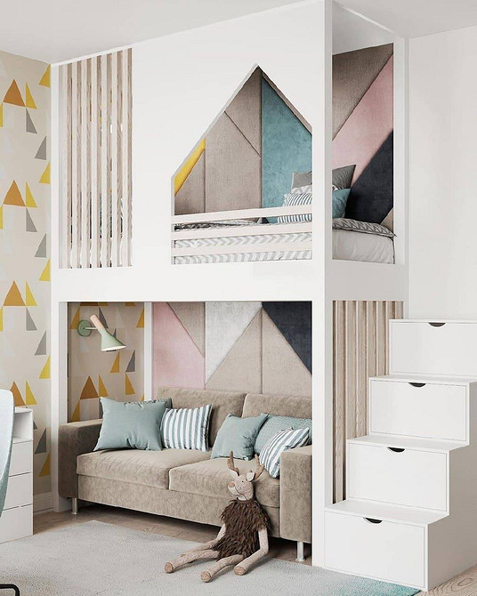 Функціональне двоярусне ліжко з диваном і вбудованими шафками для зберігання речей.