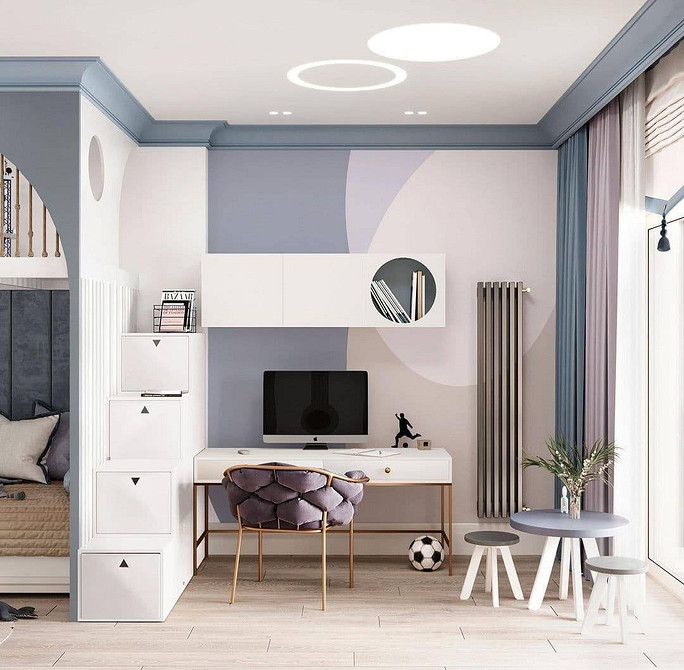 Двоярусне ліжко з диваном у світлих тонах, що гармонійно вписується в дизайн дитячої кімнати.