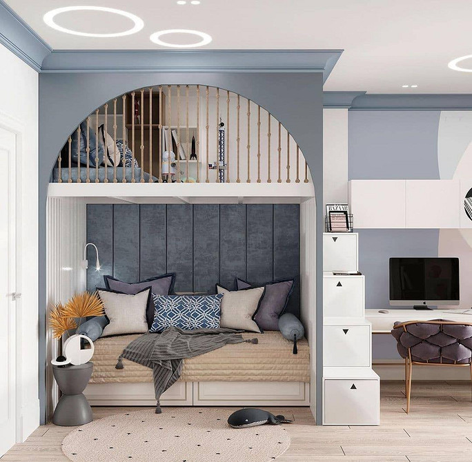 Сучасне двоярусне ліжко з диваном внизу, що економить місце в дитячій кімнаті.