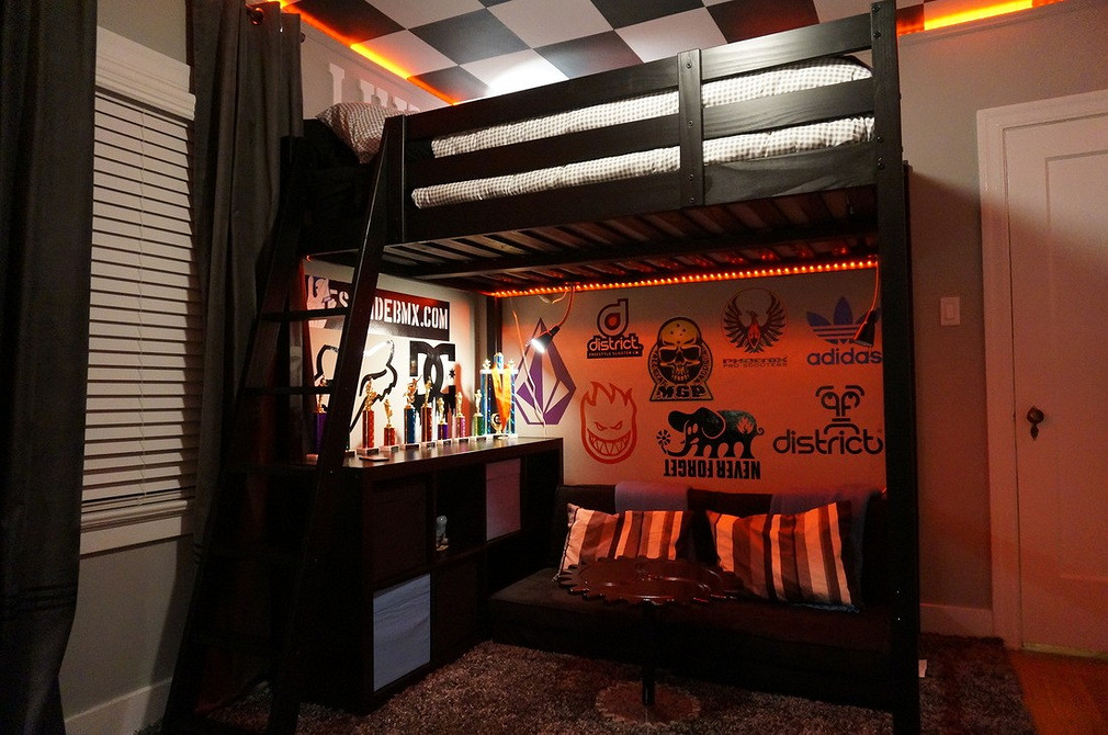 Двоярусне ліжко з диваном з натурального дерева для екологічної дитячої кімнати.