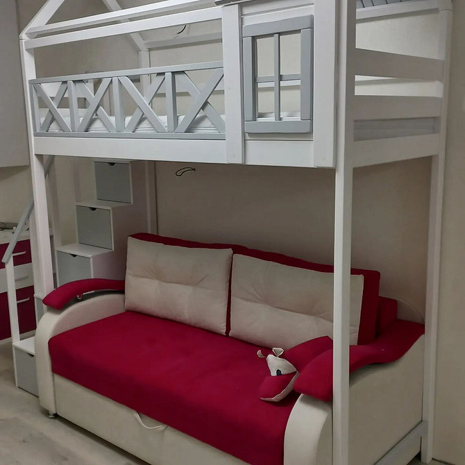 Затишне двоярусне ліжко з м'яким диваном внизу, ідеальне для відпочинку та ігор.