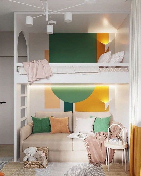 Двоярусне ліжко з диваном: нижній диван оббитий тканиною в тон до загального дизайну кімнати.