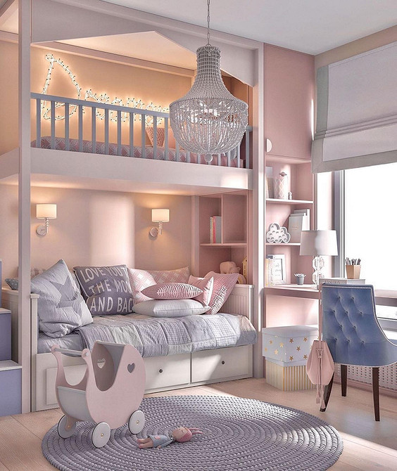 Продуманий дизайн кімнати з ліжком-горищем, диваном та полицями для зберігання речей.