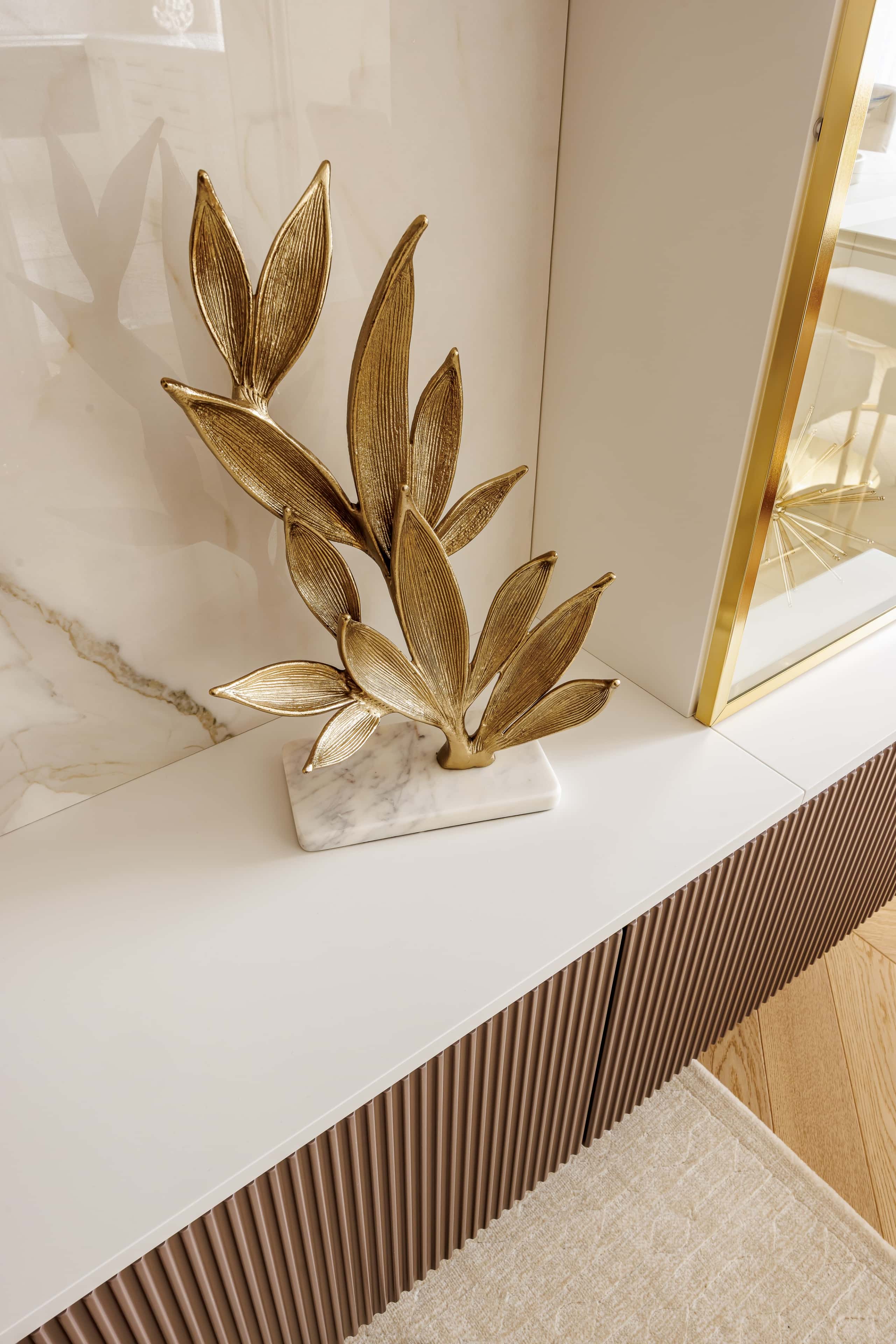 Стильний кабінет з дерев'яними панелями після елітного ремонту з використанням преміум матеріалів.