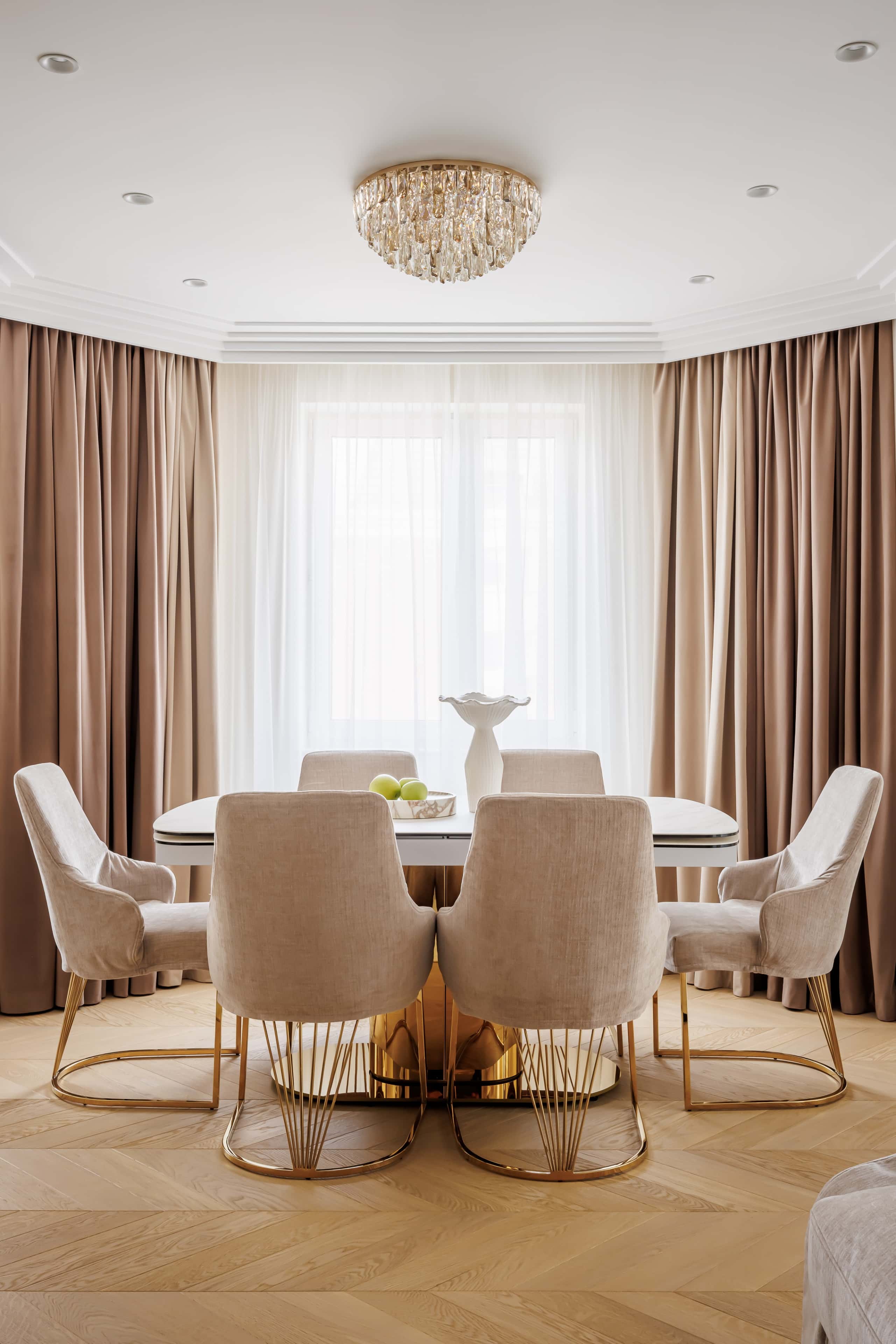 Сучасна кухня з островом після елітного ремонту з преміум меблями та технікою.