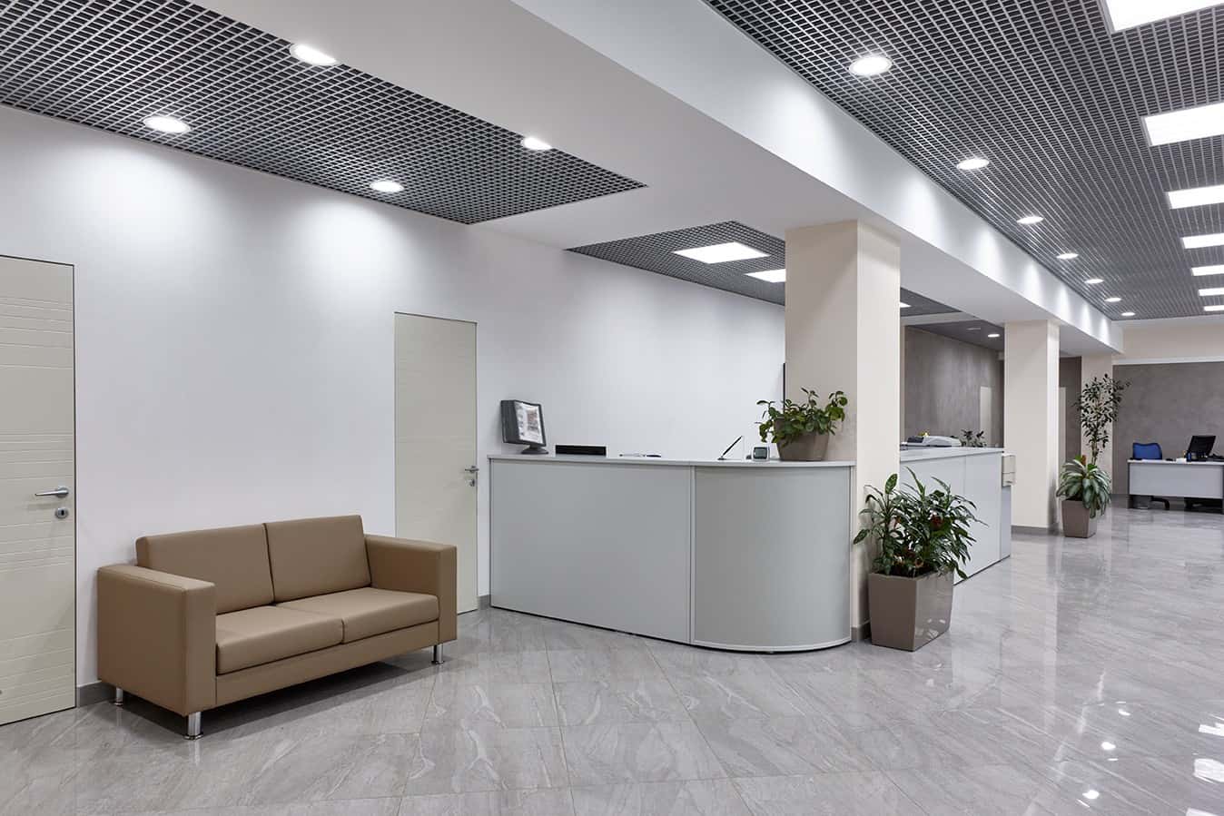 Інтер'єр офісу з відкритим плануванням та сучасними меблями для співробітників.