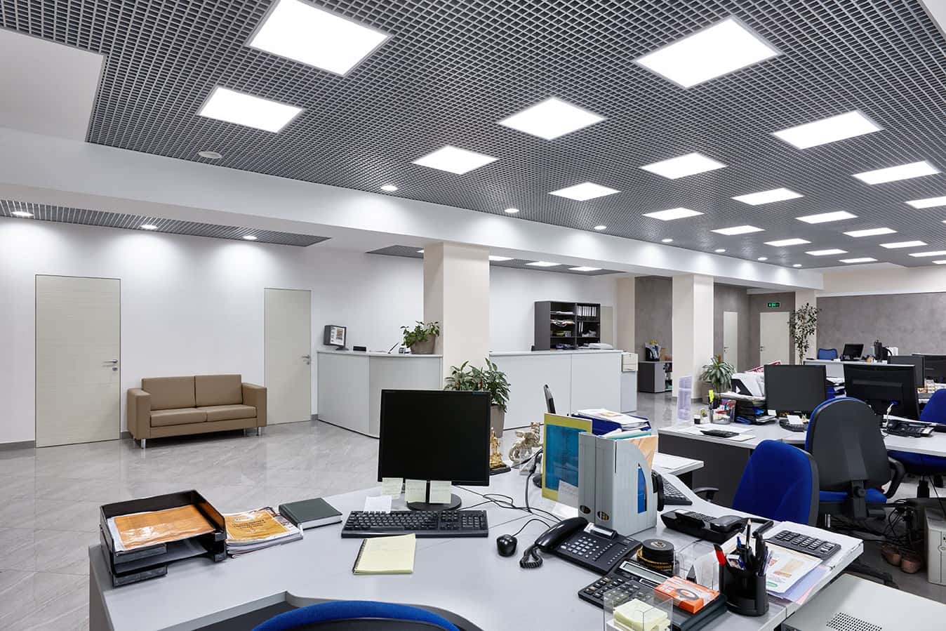 Елегантний офісний простір з використанням сірих та білих тонів в дизайні.