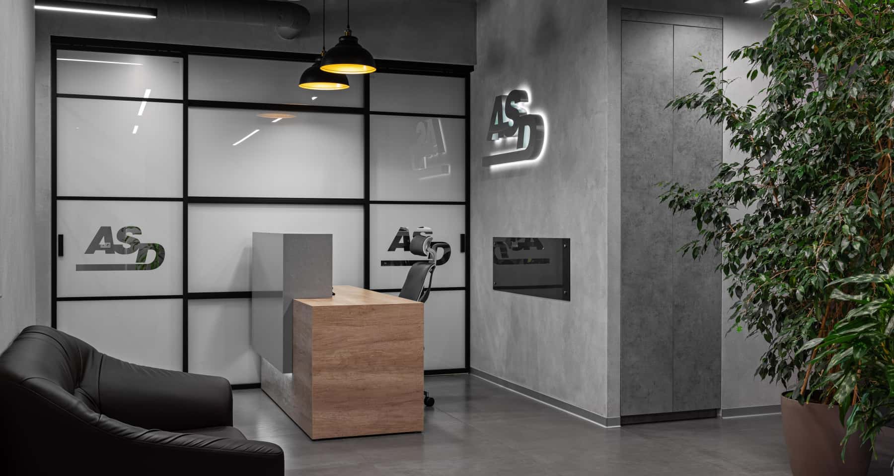 Офіс з сучасним ремонтом, стильними меблями та великою кількістю природного світла