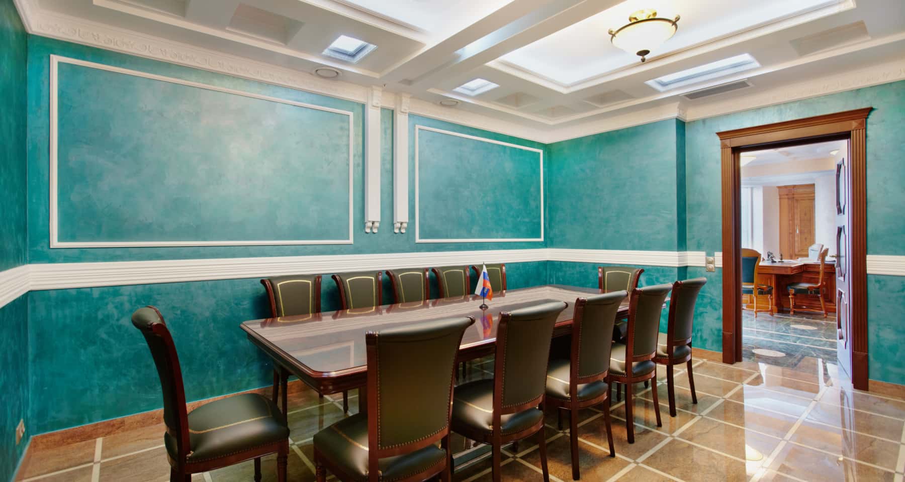 Офісні приміщення: приклад ергономічного та стильного офісного простору після капітального ремонту.