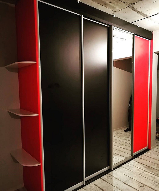 Які шафи не в тренді: застарілий дизайн шафи-купе в інтер'єрі квартири