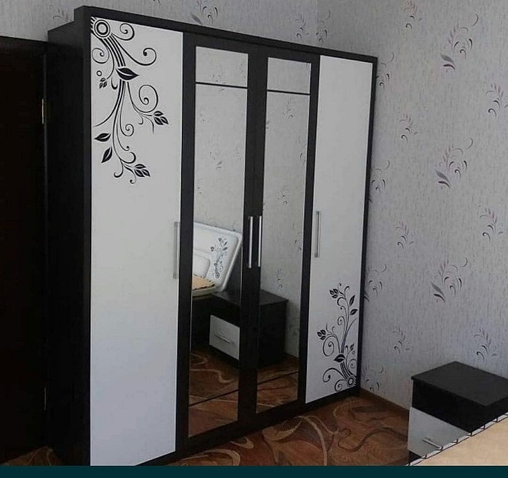 Інтер'єрні антитренди: стара шафа з типовим дизайном, що вийшла з моди