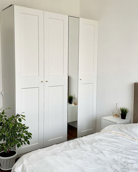 Застаріла шафа з дзеркальними вставками: яких шаф уникати у 2024 році