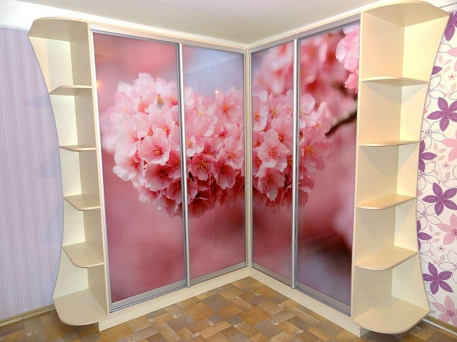 Приклад невдалого дизайну шафи, який псує сучасний інтер'єр кімнати