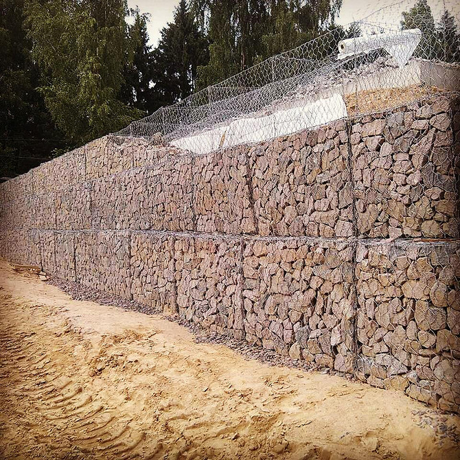 Каміння для габіонів: вибір та використання для будівництва габіонної стіни