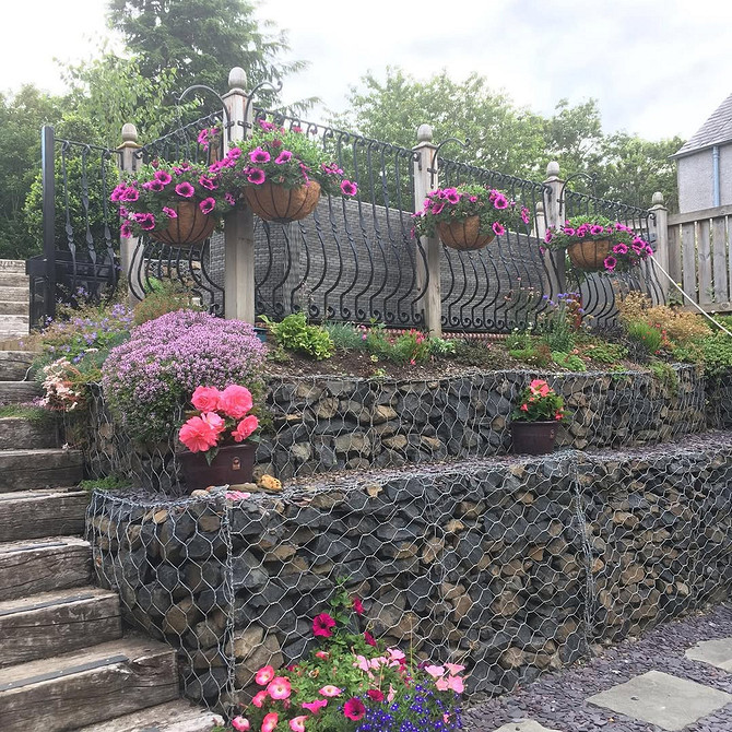 Кам'яні огорожі габіони своїми руками в ландшафтному дизайні приватної ділянки.