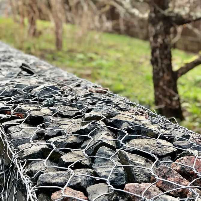 Металева конструкція габіону своїми руками як елемент ландшафтного дизайну.